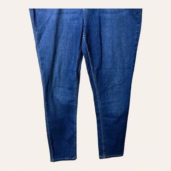 0373. CALVIN KLEIN HIGH RISE SKINNY JEANS MEDIUM WASH BLUE IN COLOR SIZE 12 - Picture 4 of 9